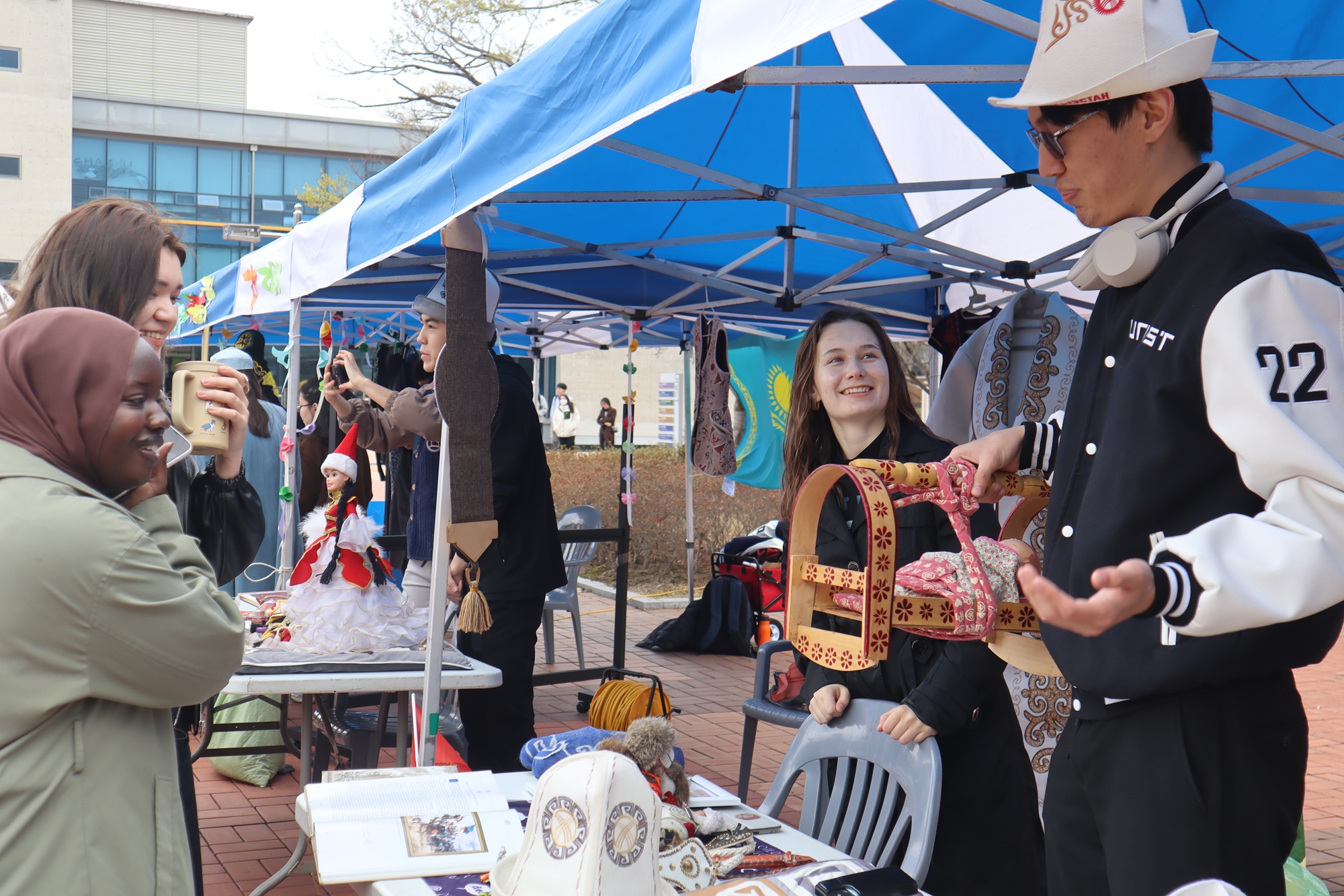 ‘International Day’ 행사에 참여한 학생들이 중앙아시아 문화를 체험하고 있다.