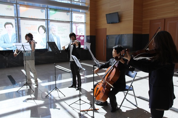 한손에는 현미경을 다른 한손에는 바이올린으로 창의성을 켜다