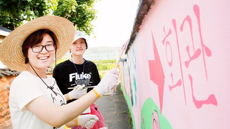 “벽화도 A/S 됩니다”… 공촌마을 장식한 UNISTAR 솜씨!