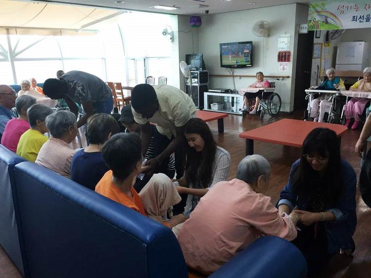 "UNIST 학생들이 어루만진 것은 어르신들의 손과 발이 아니라 마음이었습니다"