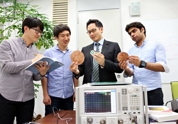 엘리베이터 안에서도 휴대폰 사용과 무선 충전이 가능하다고?