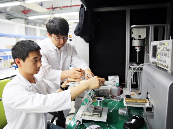 실리콘 스펀지 마찰 효과를 이용한 고효율 나노발전기 개발