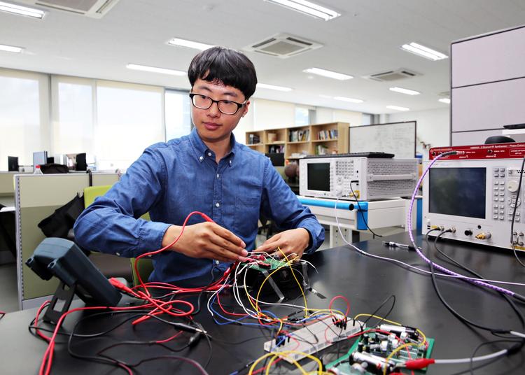 UNIST 학부생, 잡음 없이 안정적인 고주파 신호 생성기 개발