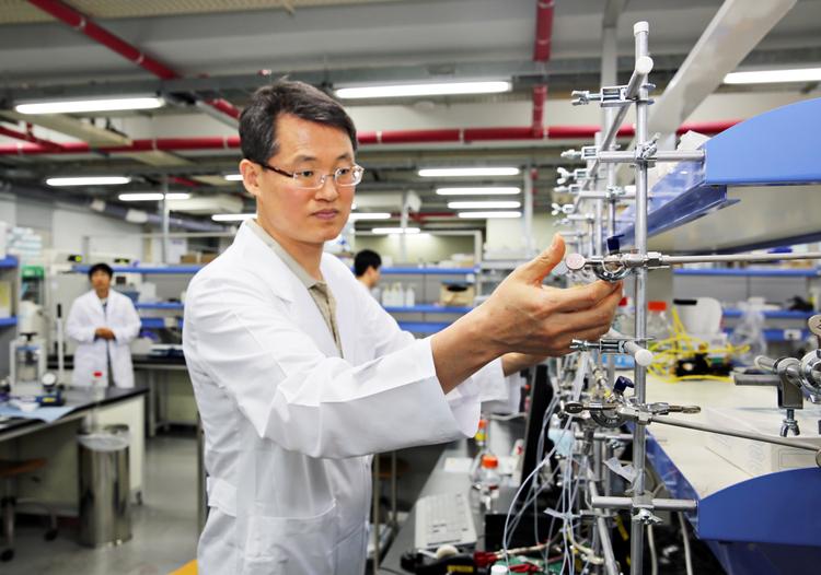 그래핀, 이차전지 전극소재로 사용해 세 마리 토끼 잡는다