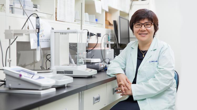 알츠하이머 고치는 화학자 