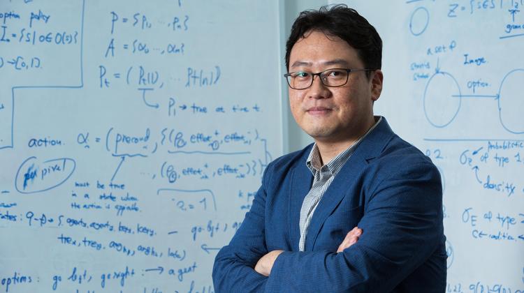 사람이 된 인공지능, 인간의 친구가 되다